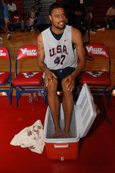 图文美国男篮集训备战美锦赛钱德勒赛后要冰敷