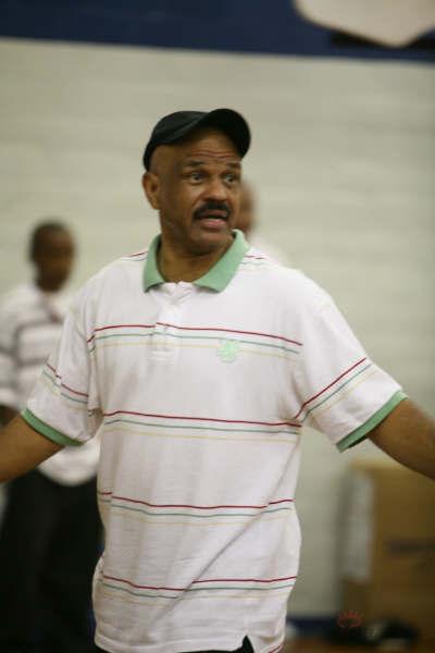 图文-老卢卡斯夏季篮球训练营 就算是儿子也不留情