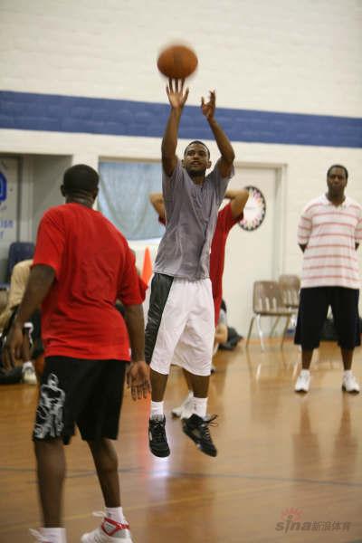 图文-老卢卡斯夏季篮球训练营 远投出手自信满满