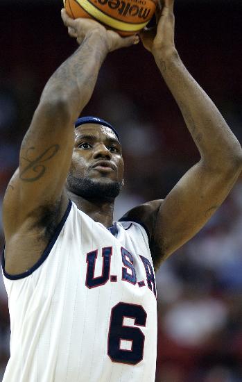 篮球-nba 正文       8月22日,美国队球员詹姆斯在比赛中.