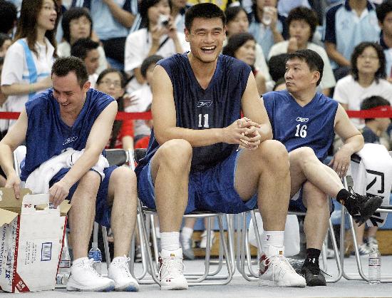 图文姚明台北参加篮球友谊赛小巨人笑得合不拢嘴