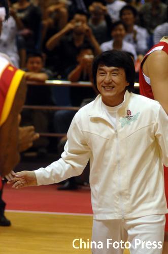 图文-成龙助阵"姚纳"慈善赛 成龙大哥闪亮登场_篮球-nba_nike新浪竞技