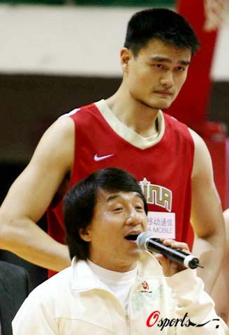 图文-成龙助阵"姚纳"慈善赛 姚明成龙曾多次搭档