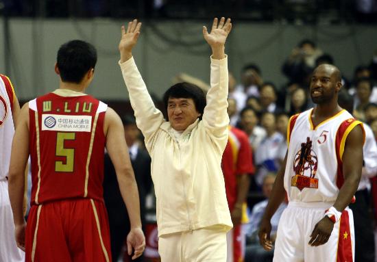 图文-成龙助阵"姚纳"慈善赛 向观众热情招手_篮球-nba_nike新浪竞技