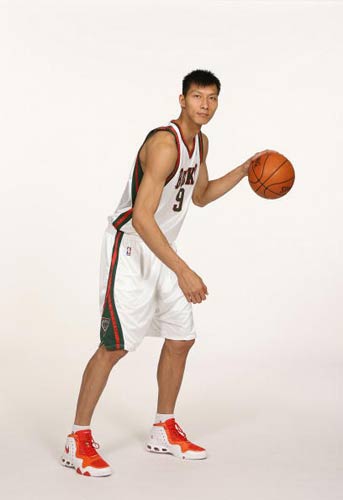 图文-易建联正式亮相雄鹿队媒体日 标准运球姿势