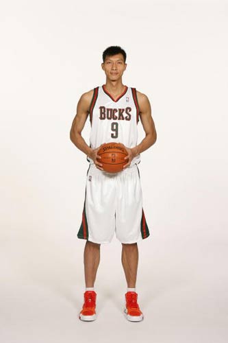 图文-易建联正式亮相雄鹿队媒体日 作出王者姿态