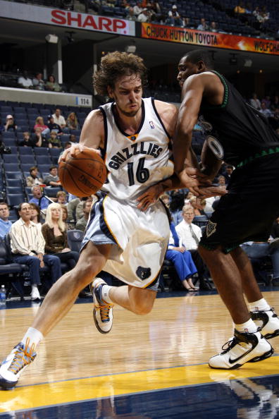 图文季前赛森林狼93101灰熊加索尔突破霸气十足