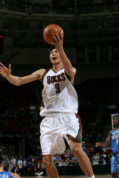 图文季前赛掘金10478雄鹿易建联快攻上篮