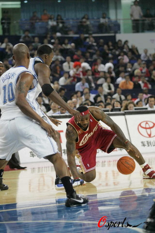 图文nba中国赛骑士vs魔术詹姆斯带球险失误