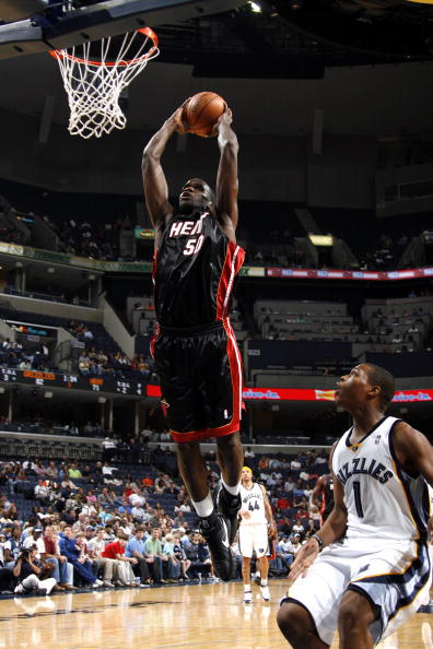 图文季前赛热火98104灰熊洛瑞看安东尼扣篮