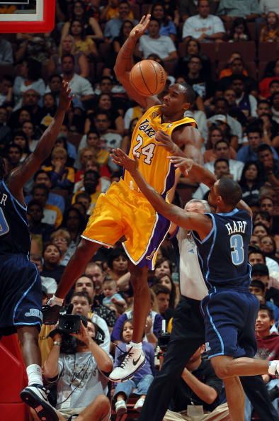 图文-[nba季前赛]爵士102-81湖人 科比被对手犯规_篮球-nba_nike新浪