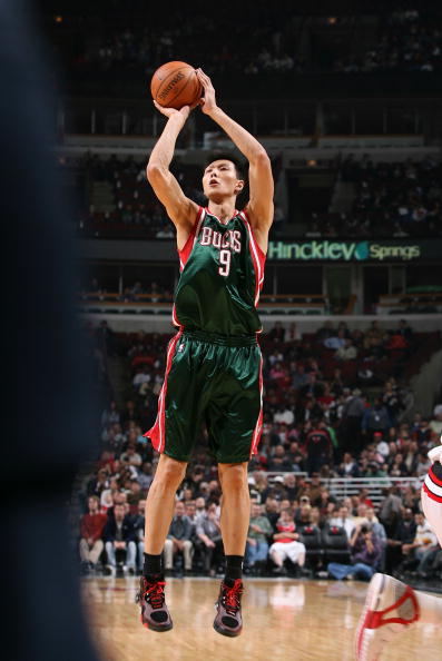 图文-[nba季前赛]雄鹿vs公牛 易建联中投出手