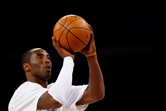 图文nba常规赛火箭vs湖人科比认真热身