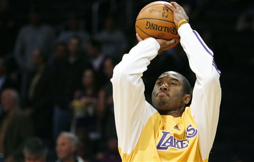 图文-[nba常规赛]火箭vs湖人 科比身穿紫金战袍