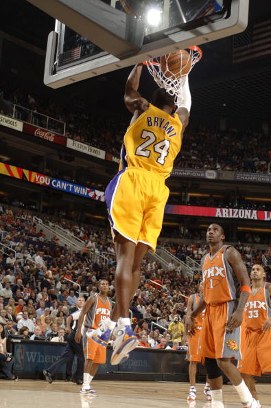 图文-[nba]湖人119-98太阳 科比反手扣篮