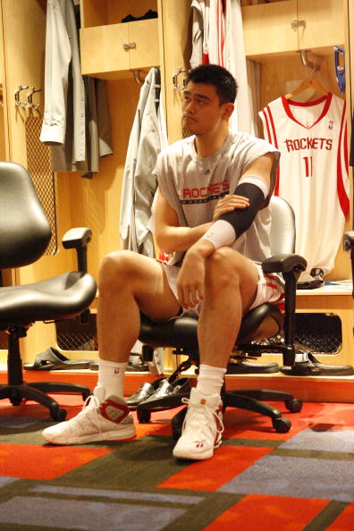 图文nba常规赛雄鹿vs火箭姚明赛前在更衣室