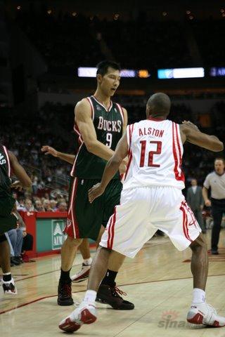 图文-[nba]雄鹿88-104火箭 阿联为队友做掩护_篮球-nba_nike新浪竞技