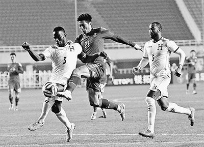 11月18日，中国国家男足球员于海（中）在比赛中拼抢。