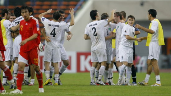 07年亚洲杯小组赛 国足0：3不敌乌兹别克斯坦（资料图）