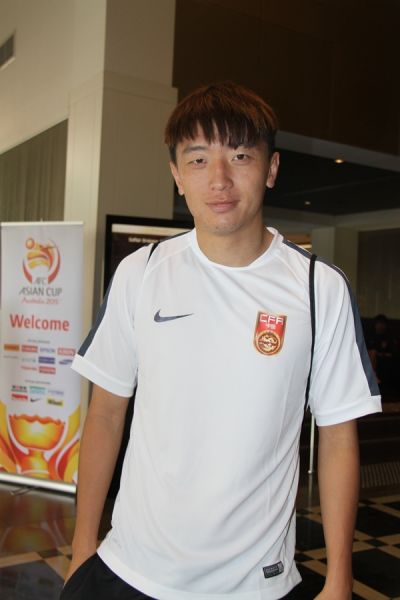 杨旭身穿耐克训练服亮相