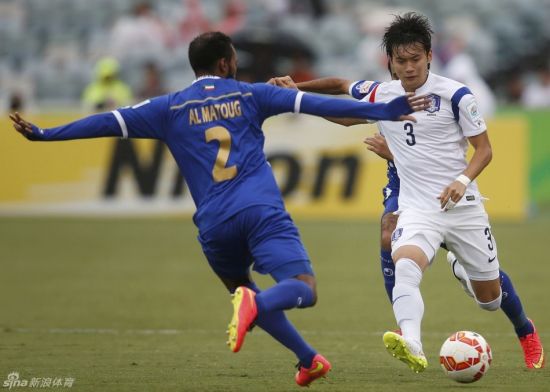 韩国队左后卫金珍洙在比赛中