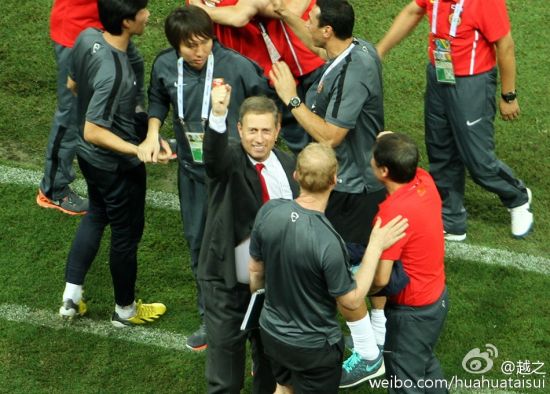 佩兰向看台上的妻子致谢