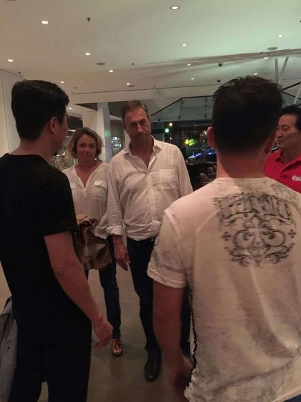 佩兰与他的妻子