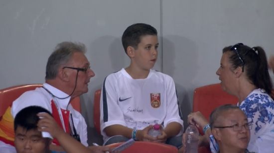 幸运球童坐镇主席台助阵国足