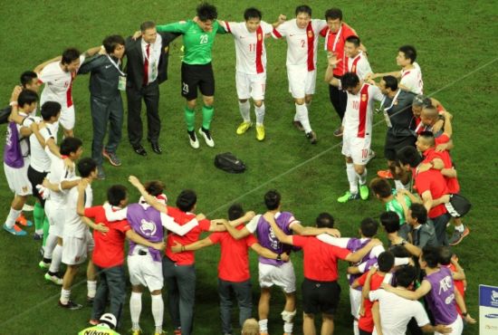 国足将帅赛后抱团庆祝