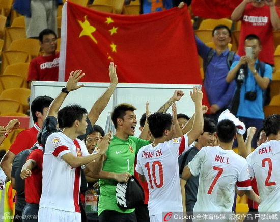 国足集体庆祝出线