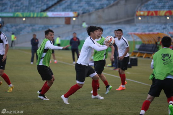 国足踢朝鲜谁能进球呢