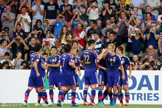 日本队庆祝进球