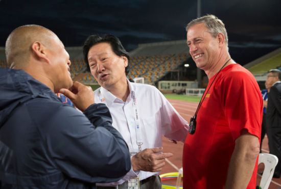 朱广沪与佩兰曾在亚洲杯开赛前热情寒暄