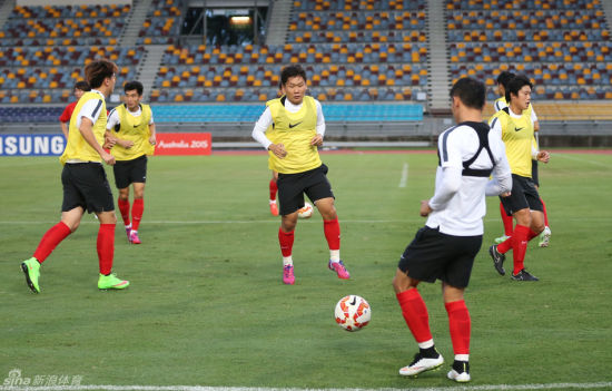 国足赛前最后一练不见张琳芃