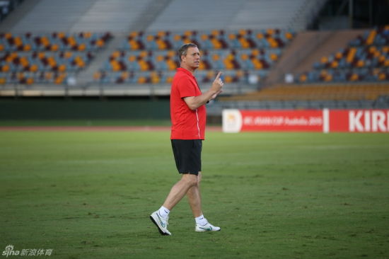 佩兰指挥国足训练