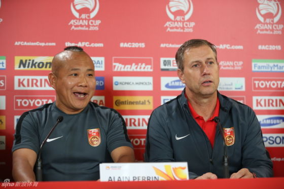 国足主帅佩兰在发布会上