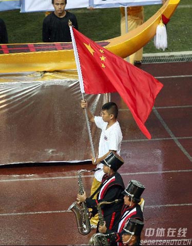 图文2007亚洲杯开幕式中国国旗入场