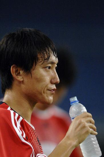 (体育)(2)足球――亚洲杯:曲波训练受伤7月8日,中国队球员曲波在训练