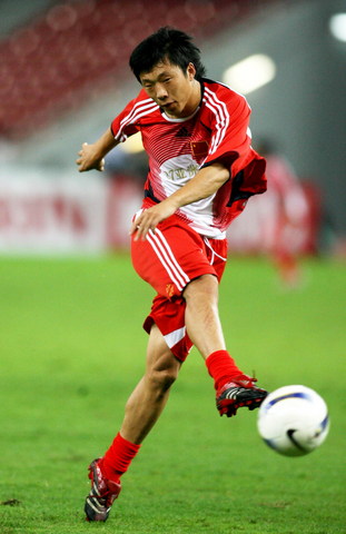 图文-国足积极备战亚洲杯首演 王鹏苦练射门