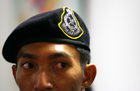 图文中马战前警察严阵以待威严眼神不可挑战