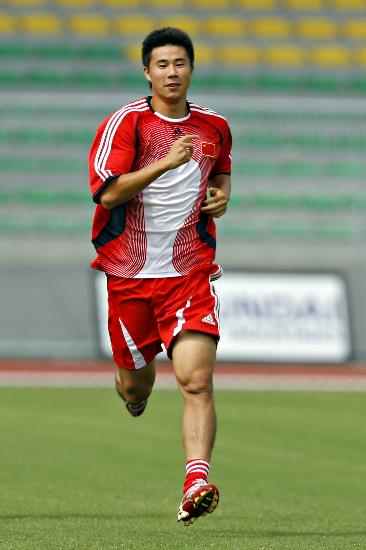 图文-国足替补备战中伊之战 董方卓微笑中奔跑