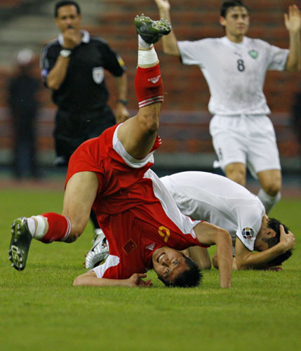 图文亚洲杯中国队03乌兹别克危险的倒地动作