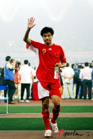 图文-[资格赛]国足7-0缅甸 李金羽向球迷挥手致意