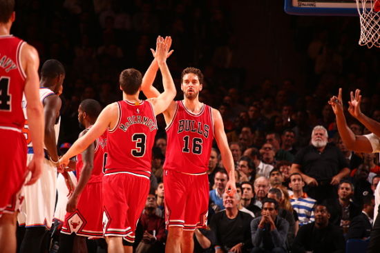 加索尔和队友击掌