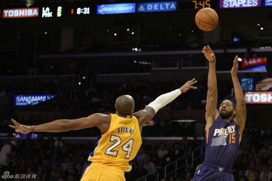 湖人半场落后太阳