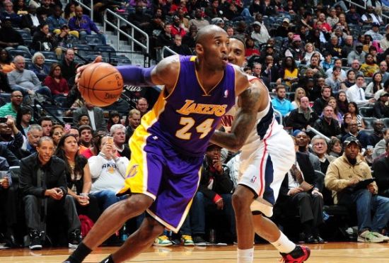 科比率队半场领先老鹰