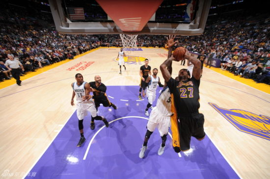 湖人半场暂时领先森林狼