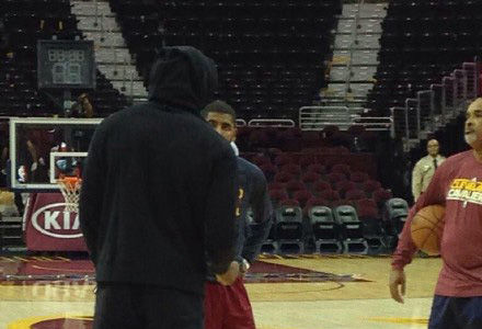 詹姆斯赛后回到场上，与加练的欧文交谈