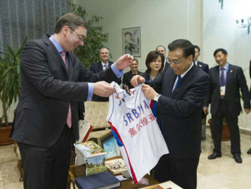李克强总理获赠球衣