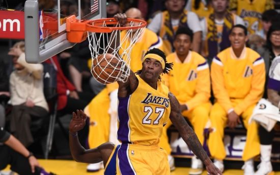 湖人半场频繁暴扣！